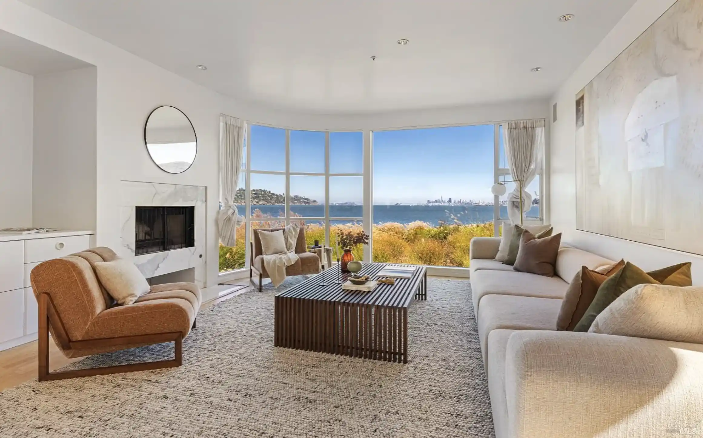 Contemporary Residence With Sweeping Views Across The Bay – image 2